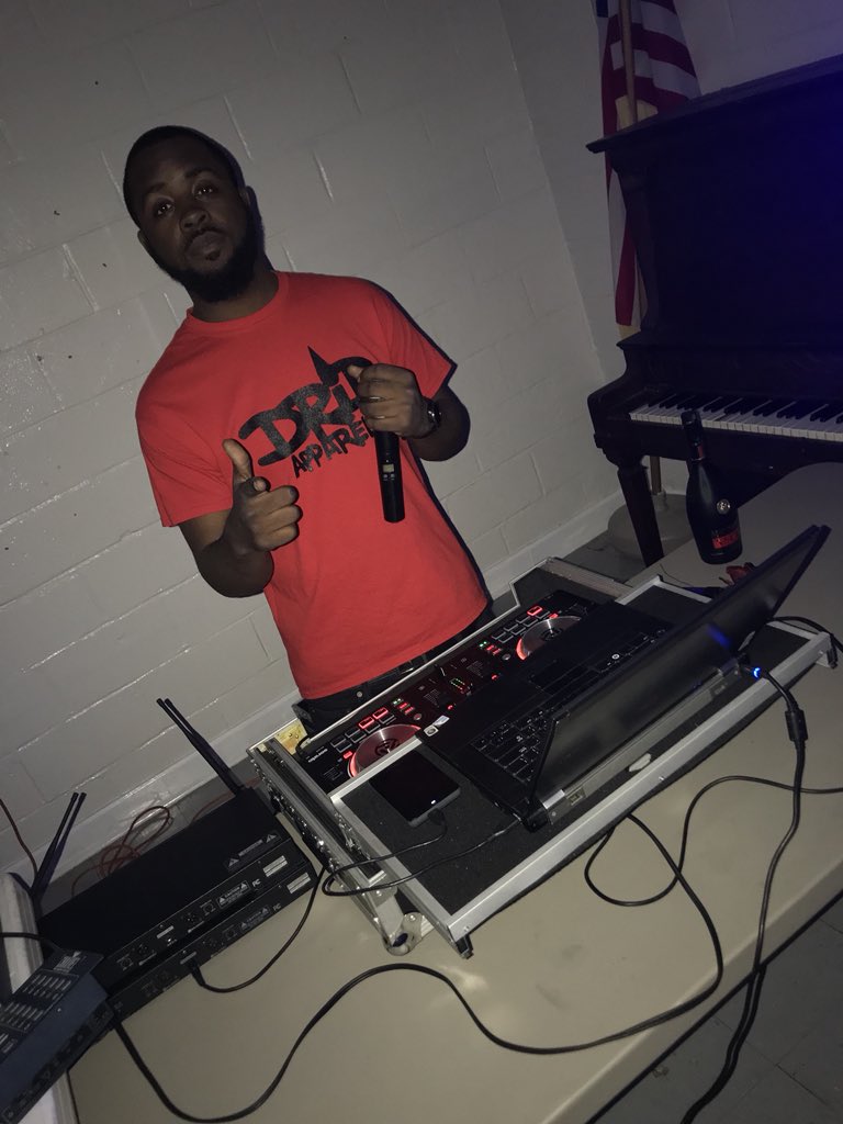 DaBiggest1794's tweet photo. #WhosWhoASU ๐
- ChillWillTheDj ๐ง
-24 years old ๐คซ
-SENIOR SZN ๐๐จ๐พโ๐
-Radio Dreams ๐ค
-Music Advocate ๐ผ
-CEO #CompassEntNoLacking ๐
-Your Official HalfTime Announcer For The Albany State Marching Rams Show Band ๐๐๐
Who Are You ? https://t.co/rbXirzHsCI