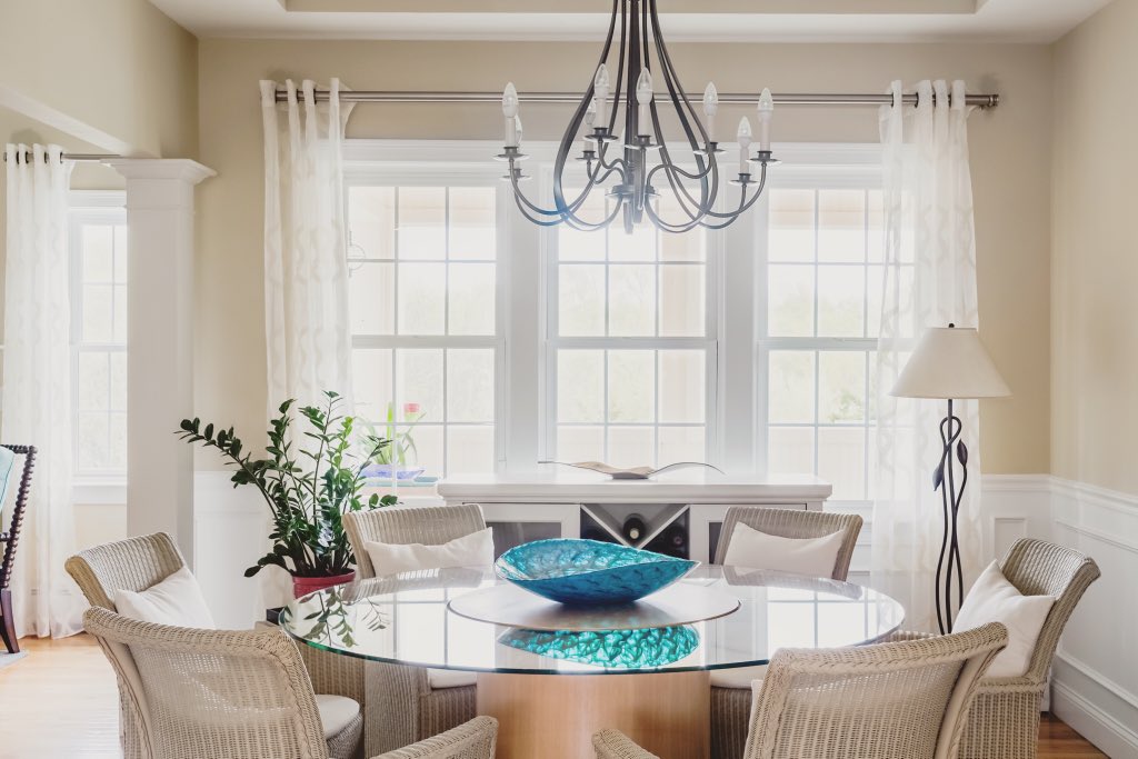 KelliWebber1's tweet photo. What a place for a family meal! Loved this design, feeling #summertime ! #brightdesign #designlove #neartheocean #designlife #designinspo #bostondesigner #letthelightshine #blue #lamp #chandelier #kelliatnesi https://t.co/yTlDCCNT4m