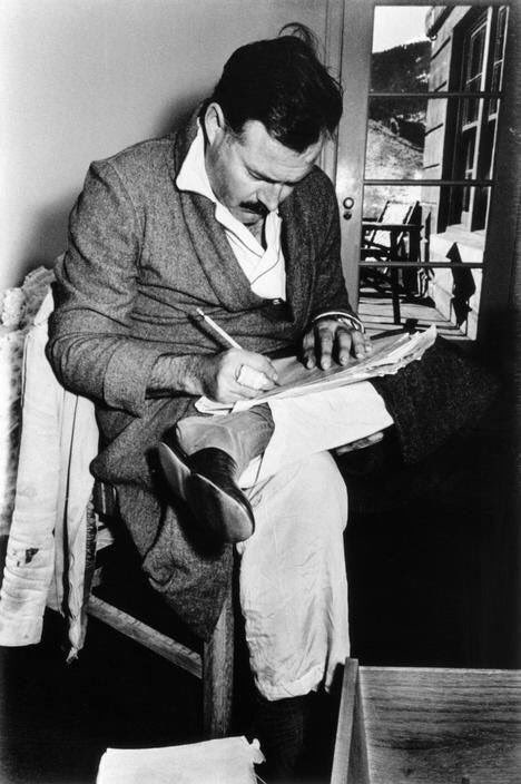 "Il mio cuore batte per te.
Io sempre ti amo e sempre ti ammiro, anche quando sembra che io mi dimentichi di te".
Lettera di #Hemingway a #MarleneDietrich.
Photo by #RobertCapa