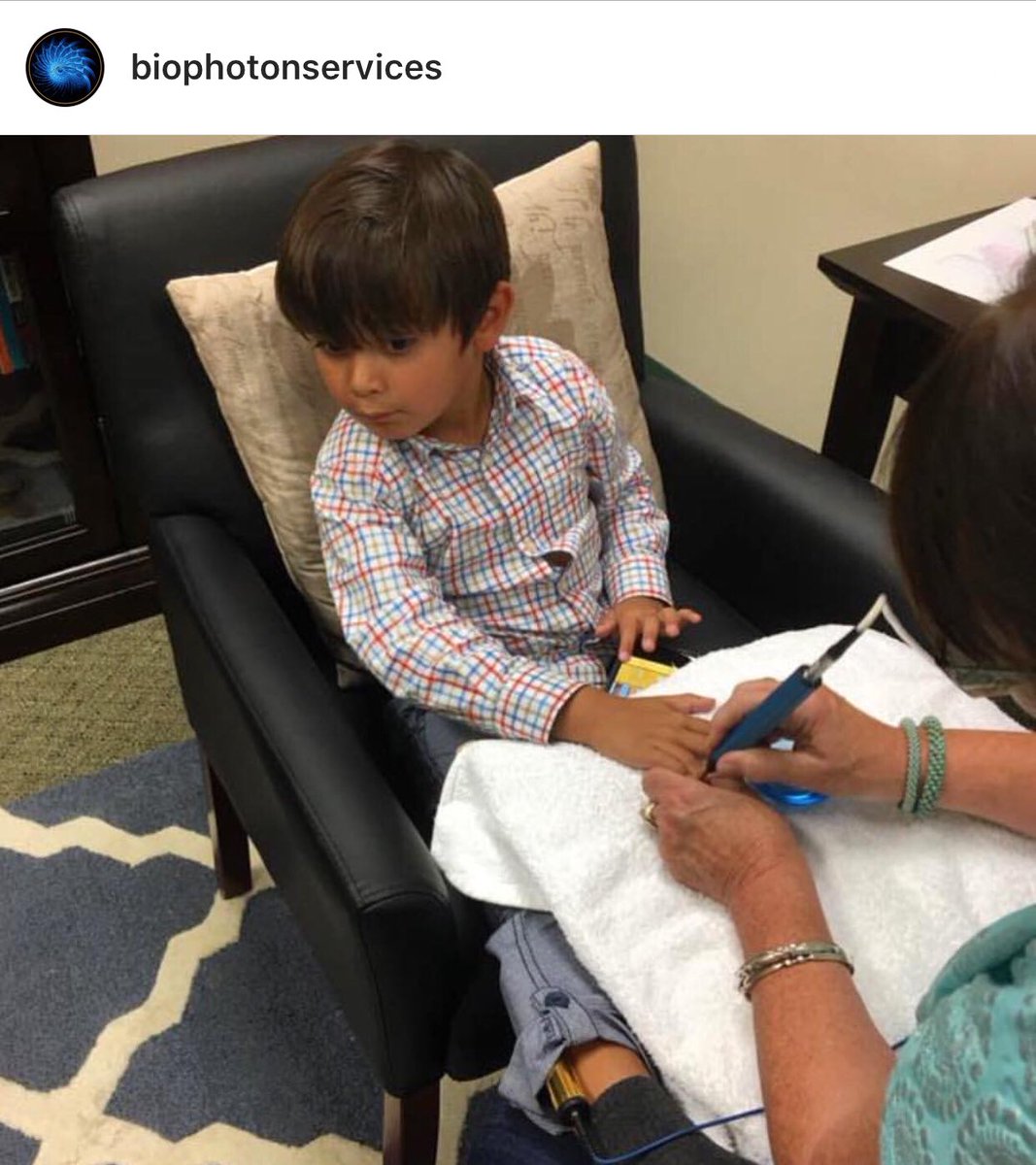 Clients come in all sizes 😍✨🌎 Measurement of the meridians identify where biophotons are emitting chaotic light within the cells.  #biohack #biophotons #cellularrenewal #cellularregeneration #lightlanguage #naturalparenting #fitfam #healthylifestyle #advancedtechnology