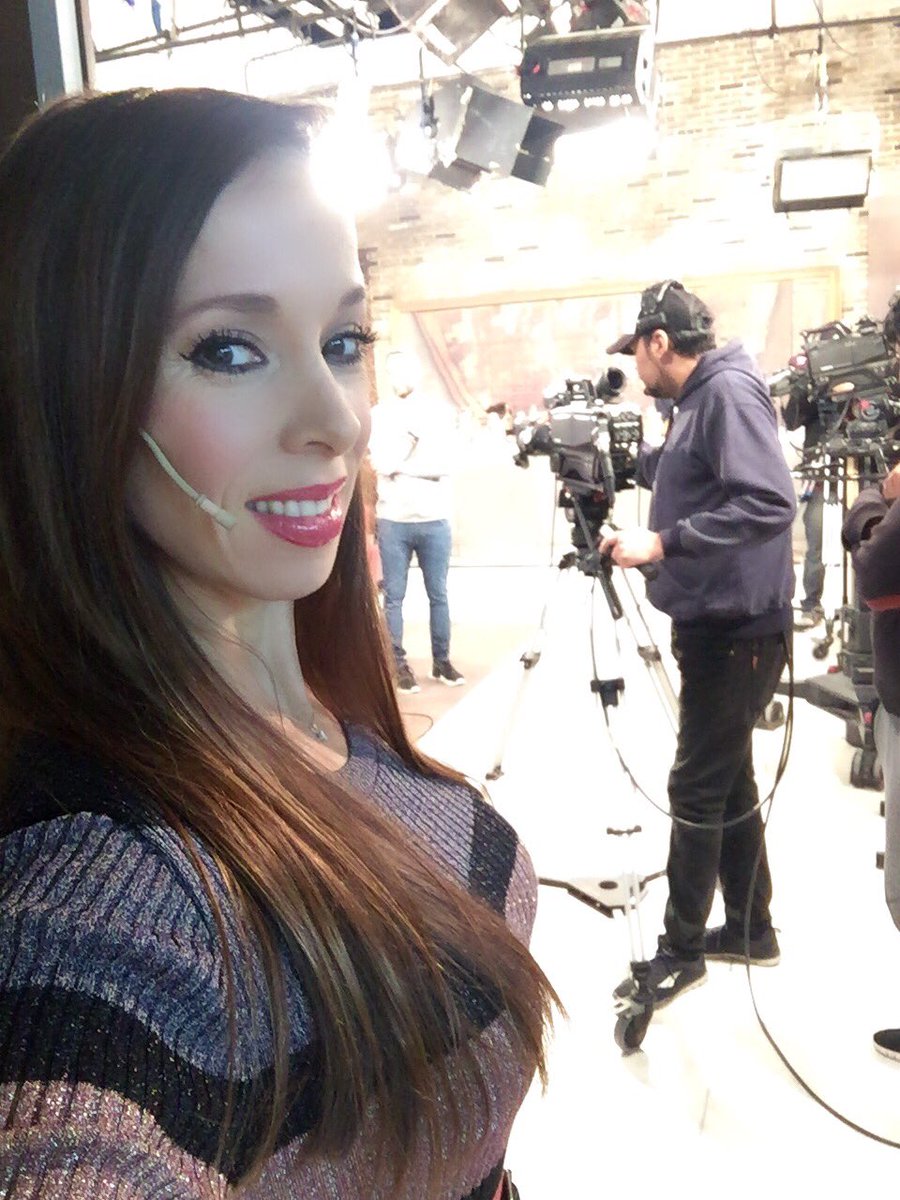 onettovictoria's tweet photo. Ya estoy en el piso! 
En breve en #Vivo con @polloalvarezok @picomonaco @zabala7 en @ConAmigosAsi @pc_prensa 💋 https://t.co/J9nrdrfyjQ