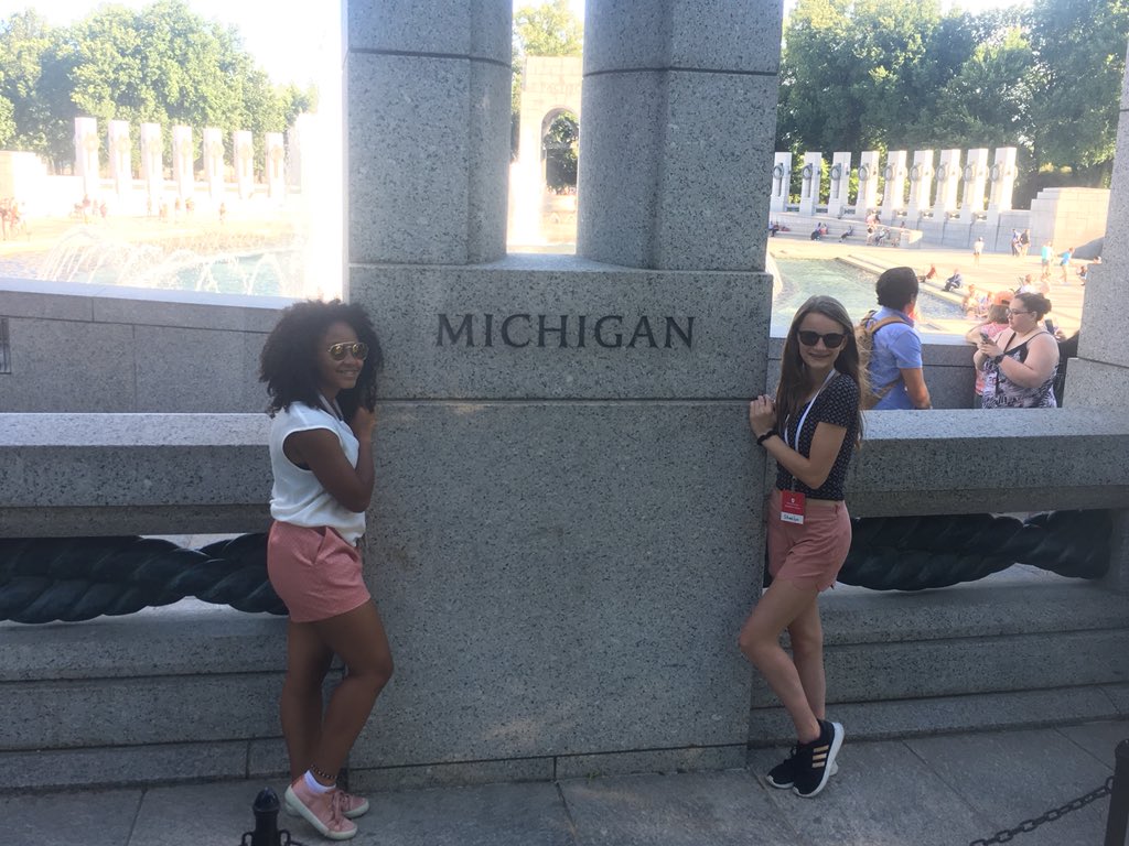 CarletonColts's tweet photo. WWII Memorial #carletondctrip https://t.co/SKdqggPDhn