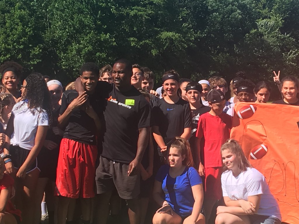 rcpitner's tweet image. Respectful, humble and polite. Three words that represent Logan Graduate, Ray Lawry, who graciously shared his precious little free time with us today to open Field Day! We will always be EAGLES fans, but will be fans of one Cincinnati Bengal! @hunnitbill @LawryRay  #LoganProud