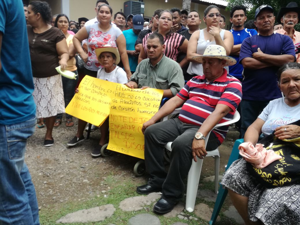 ErnestoZavaga's tweet photo. Para #celebrar #Viernes. El pueblo de #Reitoca, se para a #ratificar en su cabildo que son un territorio libre de #mineras, #hidroeléctricas y proyectos #extractivos.
A los pueblos les asiste la verdad ancestral de la #soberanía #popular.
¡Viva Reitoca!
¡Gracias a ATI! https://t.co/mqZXe04b7r