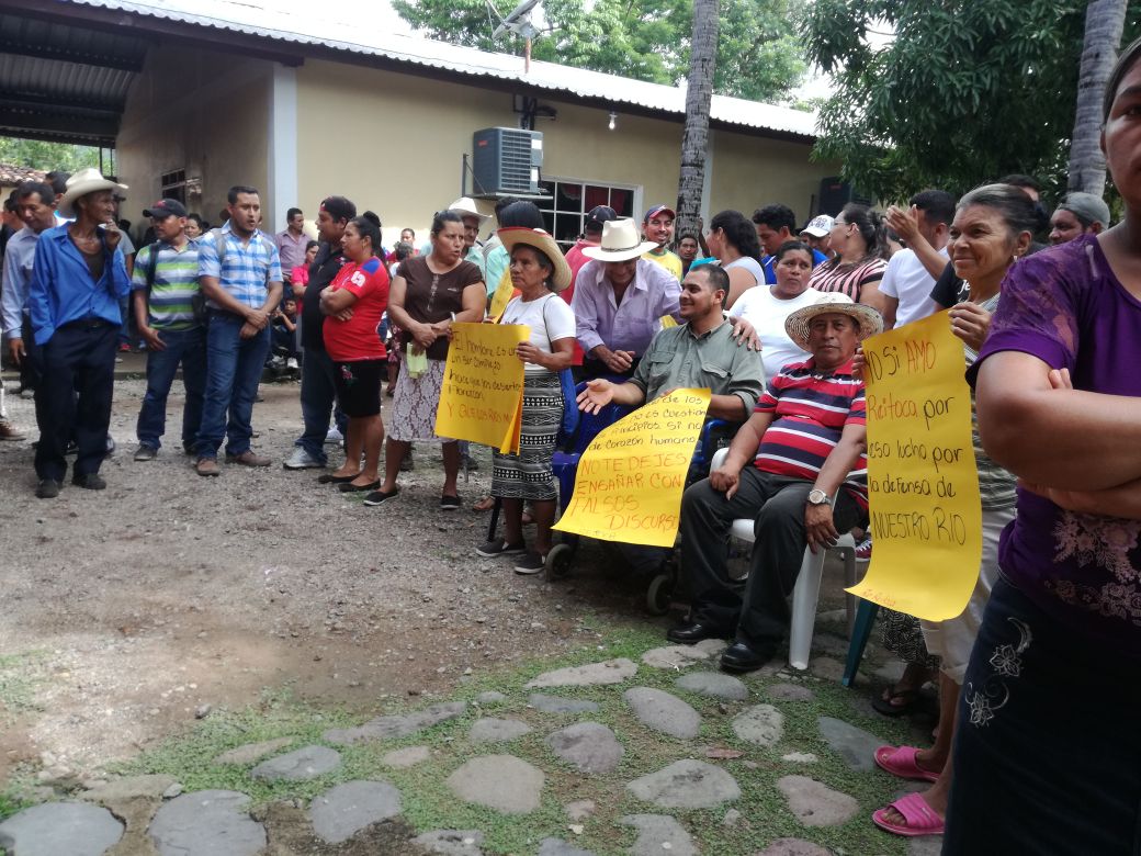 ErnestoZavaga's tweet photo. Para #celebrar #Viernes. El pueblo de #Reitoca, se para a #ratificar en su cabildo que son un territorio libre de #mineras, #hidroeléctricas y proyectos #extractivos.
A los pueblos les asiste la verdad ancestral de la #soberanía #popular.
¡Viva Reitoca!
¡Gracias a ATI! https://t.co/mqZXe04b7r