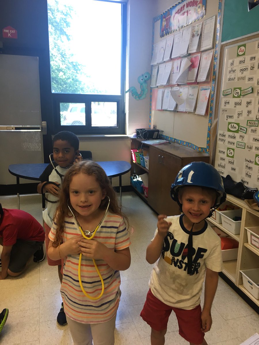 AlpineRm12's tweet photo. We had a very special guest come to visit us in Grade 1 Social Studies yesterday! Melissa is a Waterloo Region Paramedic, and shared with us how she helps in our community and when to call 911. It was so fun trying on paramedic outfits! #paramedic #waterlooregionparamedic https://t.co/kAjIZVkflw