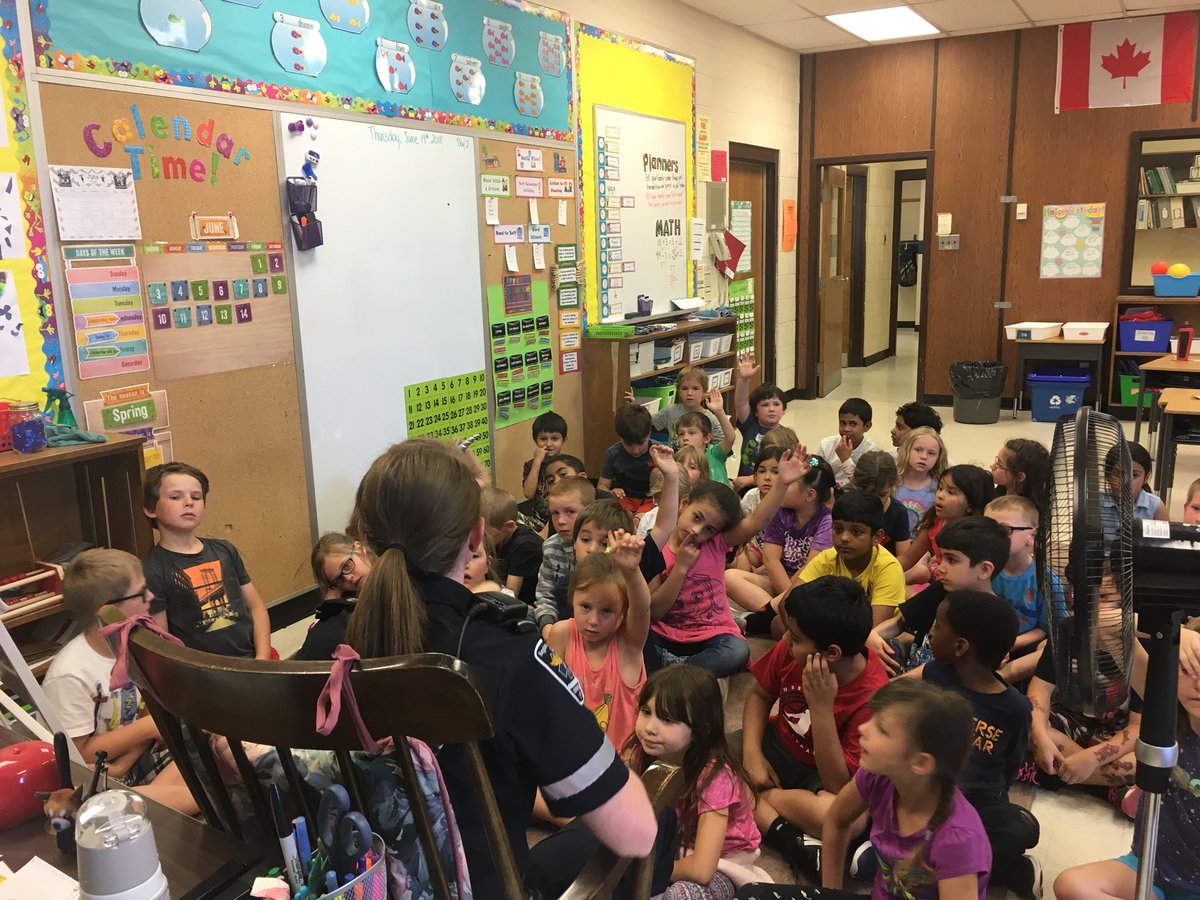 AlpineRm12's tweet photo. We had a very special guest come to visit us in Grade 1 Social Studies yesterday! Melissa is a Waterloo Region Paramedic, and shared with us how she helps in our community and when to call 911. It was so fun trying on paramedic outfits! #paramedic #waterlooregionparamedic https://t.co/kAjIZVkflw