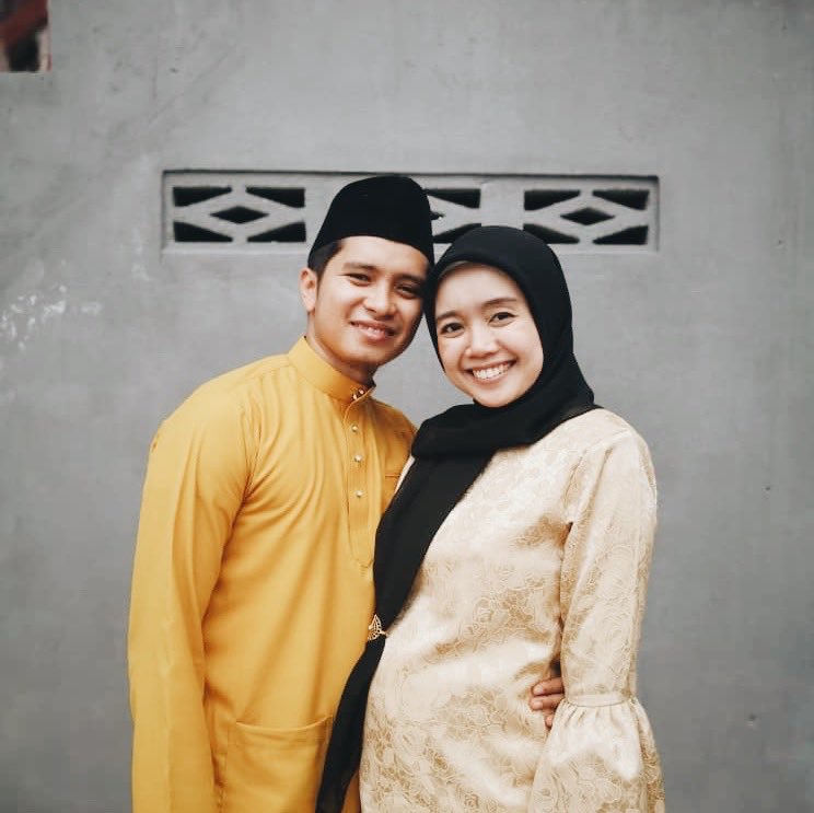 shrwnjsph's tweet photo. Selamat hari raya dari kami. 😚 #firstraya di rumah kakek & nenek. https://t.co/1Y0OELKusH