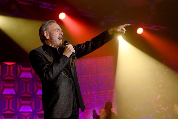 UMGCatalog's tweet photo. About yesterday's Hot A̶u̶g̶u̶s̶t̶ June Night... congrats to @NeilDiamond on receiving the Johnny Mercer Award at the @SongwritersHOF!! 🎤🌟 #SHOF2018 https://t.co/andLeFVJJz