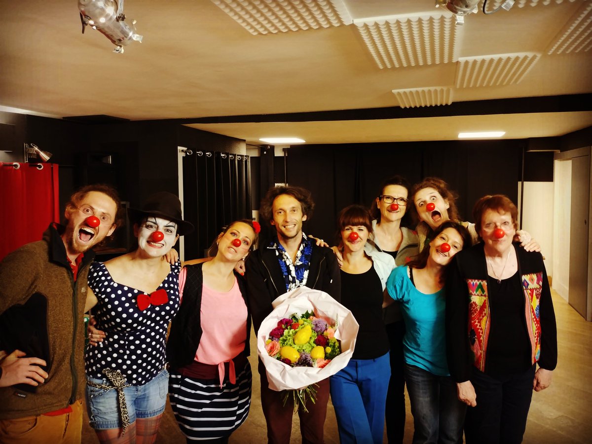 CoursCitron's tweet photo. Clap de fin de saison, bravo les nouveaux #clowns  !   #spectacledefindannee  #atelierclown https://t.co/3OHv7KTDqF