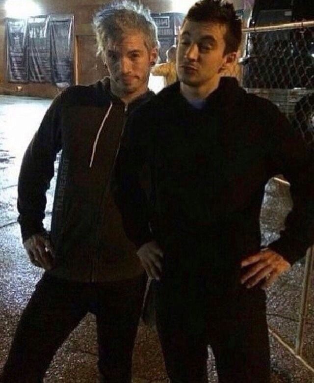 tyler21212121's tweet photo. не когда не перестану восхищаться этими прекрасными людьми, я реально кроме пилотов не кого больше не слушаю, не могу поверить что их когда-то не будет😭😭 сижу и плачу...#TeenChoice #ChoiceRockArtist @twentyonepilots https://t.co/9dMoyHKoOk