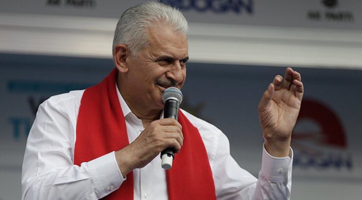 Geçen hafta , "Aslında kökenim Kürt" demişti. 
Bu hafta, "Adımı Alevi komşumuz koymuş" dedi.
Haftaya 'Annem aslında Roman' diyecek.