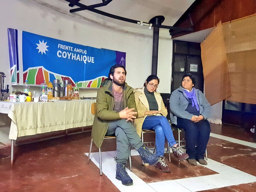 diego_ibanezc's tweet photo. Estamos en la Escuela de Música de Coyhaique, compartiendo en el Foro de @elfrente_amplio: "Derechos de Aguas y sus conflictos", junto a vecin@s, dirigentas campesinas, sindicales y diversas organizaciones de Aysén. Gran convocatoria!! https://t.co/EhJKzeJgdt