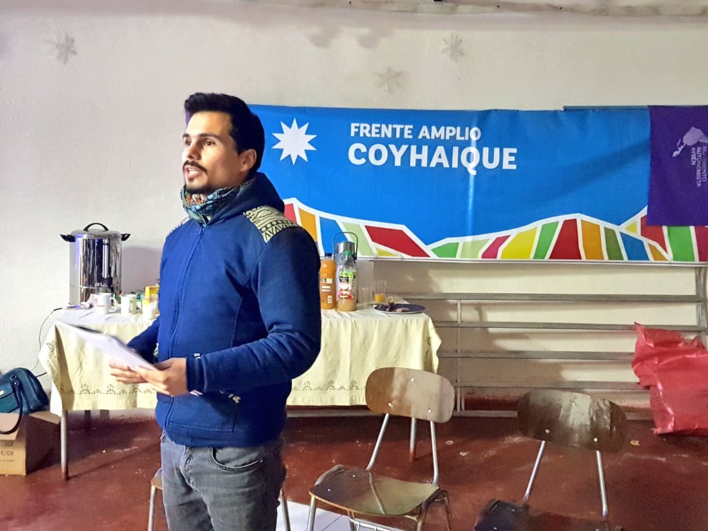 diego_ibanezc's tweet photo. Estamos en la Escuela de Música de Coyhaique, compartiendo en el Foro de @elfrente_amplio: "Derechos de Aguas y sus conflictos", junto a vecin@s, dirigentas campesinas, sindicales y diversas organizaciones de Aysén. Gran convocatoria!! https://t.co/EhJKzeJgdt