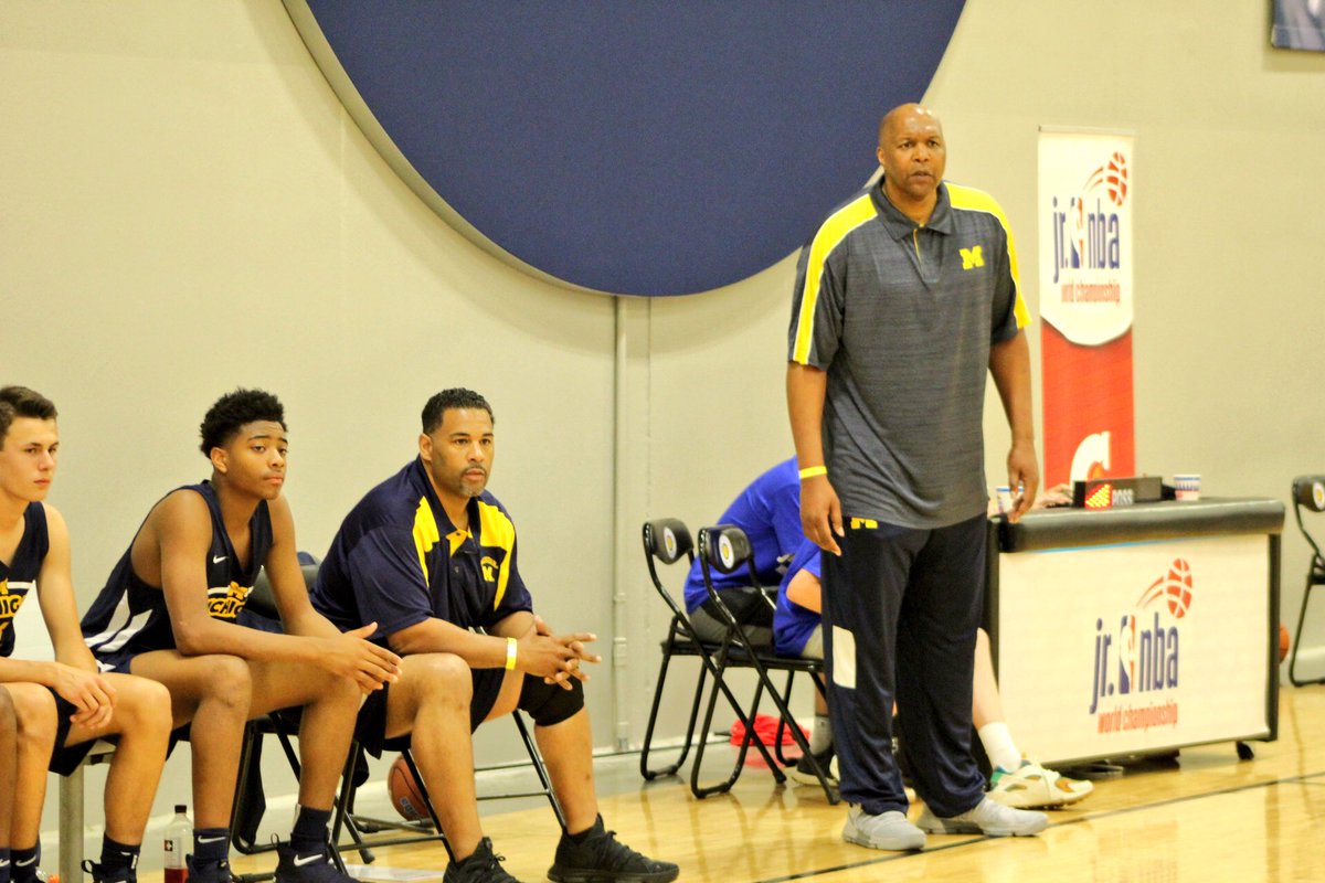jrnba's tweet image. 15-year @NBA vet @44TheLegend coaching up his Team Michigan squad at the Midwest Regional! #JrNBAWorldChampionship