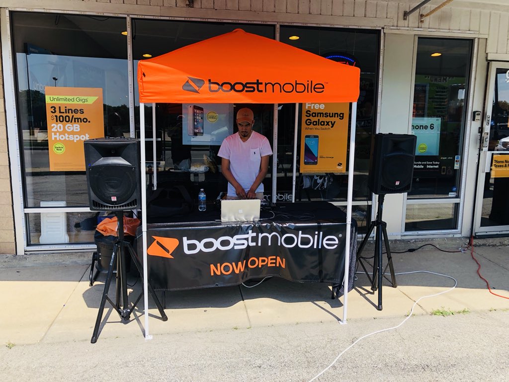 Andrew_DCI's tweet photo. Boost Mobile by Master Wireless GRAND OPENING event today in Aurora, IL. FREE Phones &amp; FREE Tacos! 📱 + 🌮 #BoostNation #BoostMobile #Boost #DCI @DCIcares @_masterwireless https://t.co/a0dFe0uTit