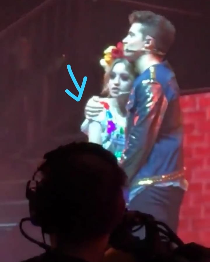 SRuggerol's tweet photo. su mano😍😍😍😂
○●○●○●○●○●○●○●○
La sua mano😍😍😍😂
#SoyLunaEnVivo #primeroshow #15/06/18 #lutteo #ruggerol https://t.co/nxoBaqQdom