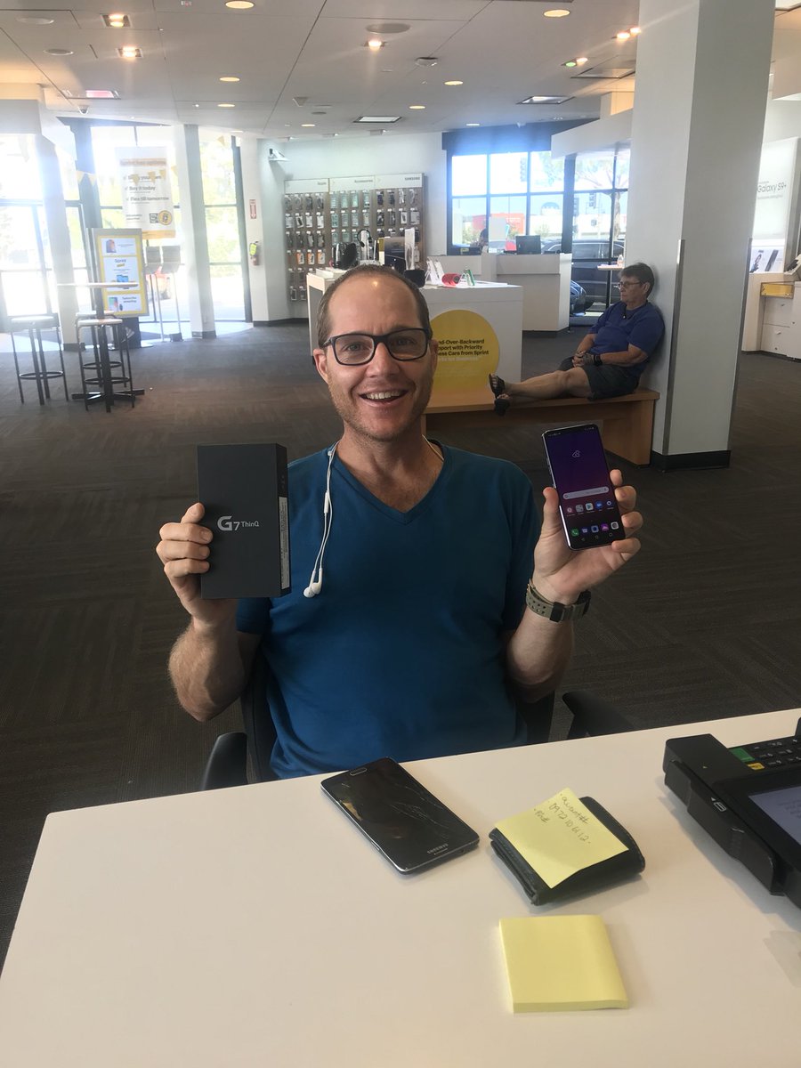 maya_lissette's tweet photo. @SellWithLG @Tigre335 @IzzAlv90 @SprintNRidge335 another happy customer with the LG G7!!! At the Northridge sprint store. The best!!!! https://t.co/jlEeAq5Nr6