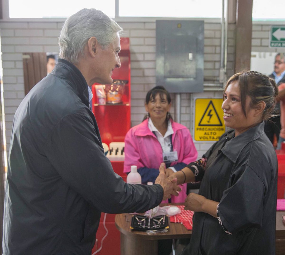 alfredodelmazo's tweet photo. Si algo caracteriza a los mexiquenses, es el talento, trabajo y ganas de salir adelante. Por eso vamos a seguir apoyando el crecimiento de las Escuelas de Artes y Oficios, como esta de Almoloya de Alquisiras, donde capacitamos para el empleo y autoempleo. https://t.co/mRVdlGlu82