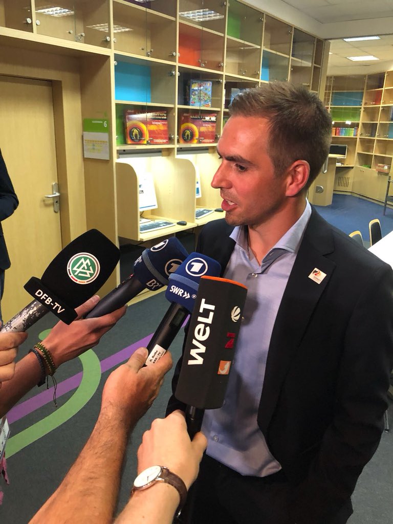 Wen lässt Fabian da erblinden? Einen heute recht redseligen Weltmeister! Morgen mehr bei #WELT <a href="/welt/">WELT</a> #philipplahm #moskow #moskau #wm2018 #goetheinstitut #germex