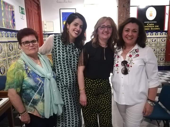 AFAMMERGRANADA's tweet photo. Buenas noches amig@s, queremos felicitar a Maria, diseñadora de la firma #Ponteunlunar y a nuestra monitora del #taller de #Costura y modista de la firma,Conchi,por el original  y magnifico desfile. Amenizado al piano por Sara #musarte. ¡Enhorabuena!

#Afammer
#Afammergranada https://t.co/LZgIaW0qdt