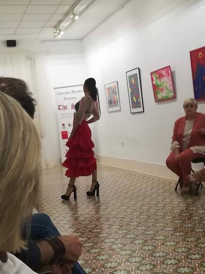 AFAMMERGRANADA's tweet photo. Buenas noches amig@s, queremos felicitar a Maria, diseñadora de la firma #Ponteunlunar y a nuestra monitora del #taller de #Costura y modista de la firma,Conchi,por el original  y magnifico desfile. Amenizado al piano por Sara #musarte. ¡Enhorabuena!

#Afammer
#Afammergranada https://t.co/LZgIaW0qdt