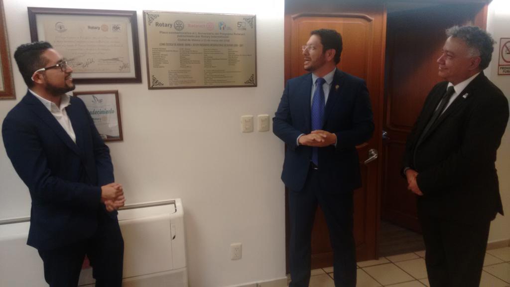 Chapultepolis's tweet photo. Estamos en la develación la placa conmemorativa de @rotaract por el 50 aniversario del programa. #Rotaract50 #rotaract #rotary https://t.co/gWNleVS9YS