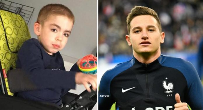 Actu17's tweet photo. 🇫🇷 La poussette adaptée de leur fils handicapé leur est volée, Florian Thauvin décide de leur en payer une nouvelle. https://t.co/NORPrmMyrb https://t.co/qIKQ7trhNO