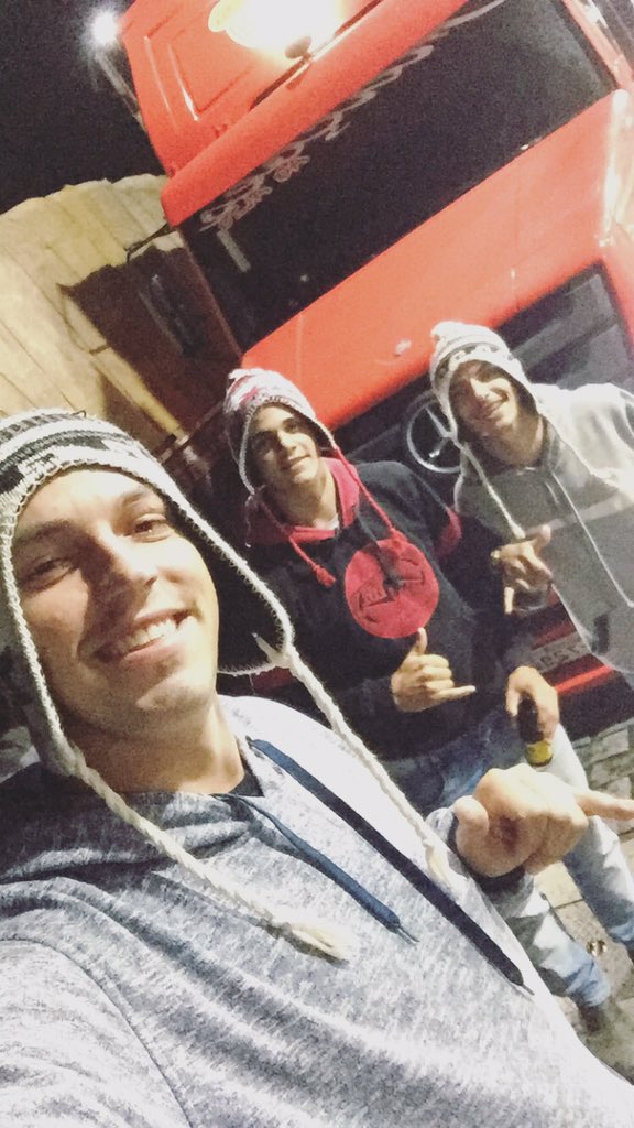 Wem_Pinheiro's tweet photo. Só peço que o Pai nos proteja, o resto toma dois e vem com nós hahaha 🤙🏻😎❤️
#Irmandade 
#AcabaNãoMundão 
#Vrall
#CeasaRJ https://t.co/GWx9qGWqg0