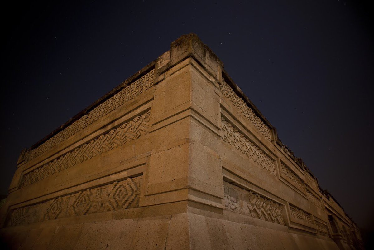 “La fotografía sólo puede representar el presente. Una vez fotografiados, el sujeto se convierte en parte del pasado.” Berenice Abbott” | ¡Ven a deleitarte en Latitud Gallery!