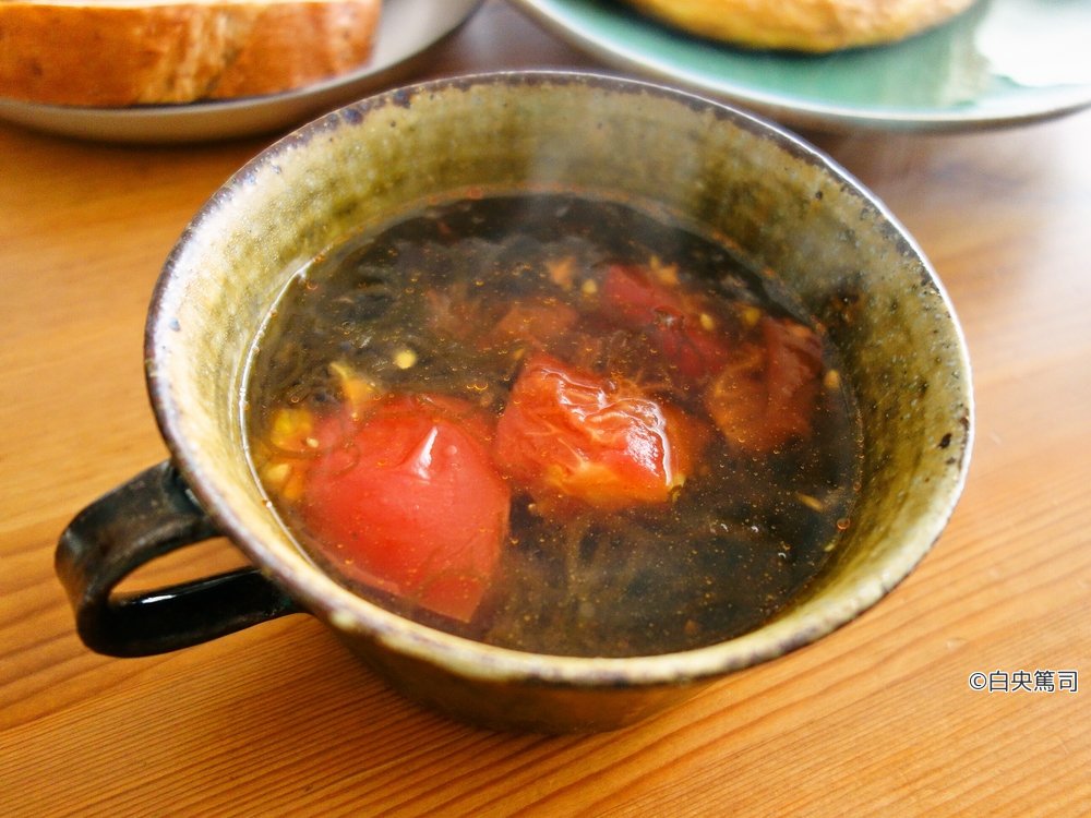 白央篤司 生もずくとトマトスープ おいしくてリピート ダシ 要らんわ ざく切りトマトを水で煮て 酒 ナンプラー少々 みりんもちょい コショウ 生もずく入れてひと煮立ちで完成 お通じイマイチな人にもおすすめしたい ラー油入れてもうまいよー