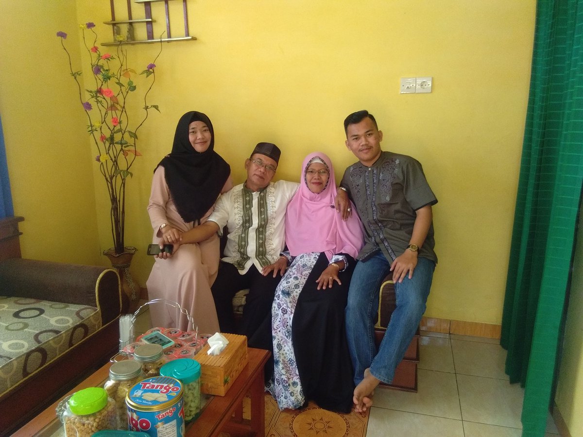 DianSeraway's tweet photo. Selamat hari Raya IdulFitri.. Salam hangat untuk keluarga kalian semua 💚 https://t.co/qhnAOH2sGV