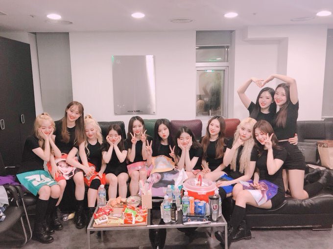 YEOJIN_TH's tweet photo. รูปรวมของสาวๆทั้ง12คนจากหลังเวที Line&amp;Up ค่ะ💕
#LOONA #이달의소녀 https://t.co/DmLoKbEzHE