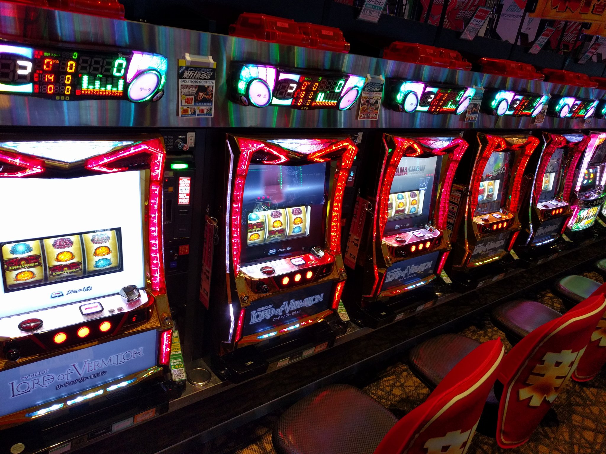 ヨースケ 1game さあーやってきた ロードオブヴァーミリオンでございます なんか昨日新台で入れたらしい このご時世に ｌｏｖが五台も 並んでいる光景を見るとは ガーデン西浦和 カメラはないのでお気軽に 16時ころまで予定 T Co