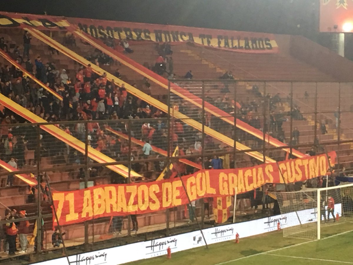 NewPlan_'s tweet photo. Los fanáticos no le fallan a la Unión. Acompañando a los lindos #AdiosGC19 #GustavoCanales #UE @entel @ueoficial #71abrazosdegol #graciasgustavo https://t.co/fSez92MRv2