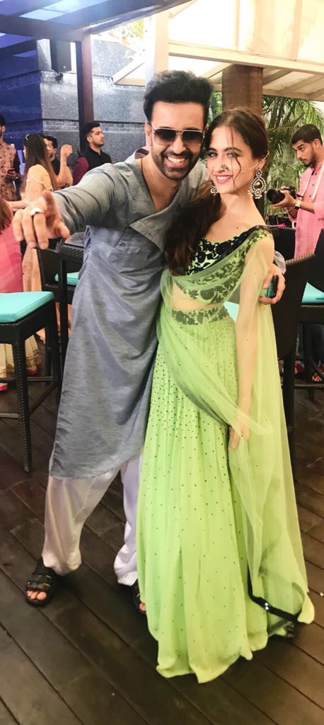 ali_aamir's tweet photo. #EidMubaarak .. #love #peace #happiness to all 🤗🤗🤗 https://t.co/vEAgcP0uzg