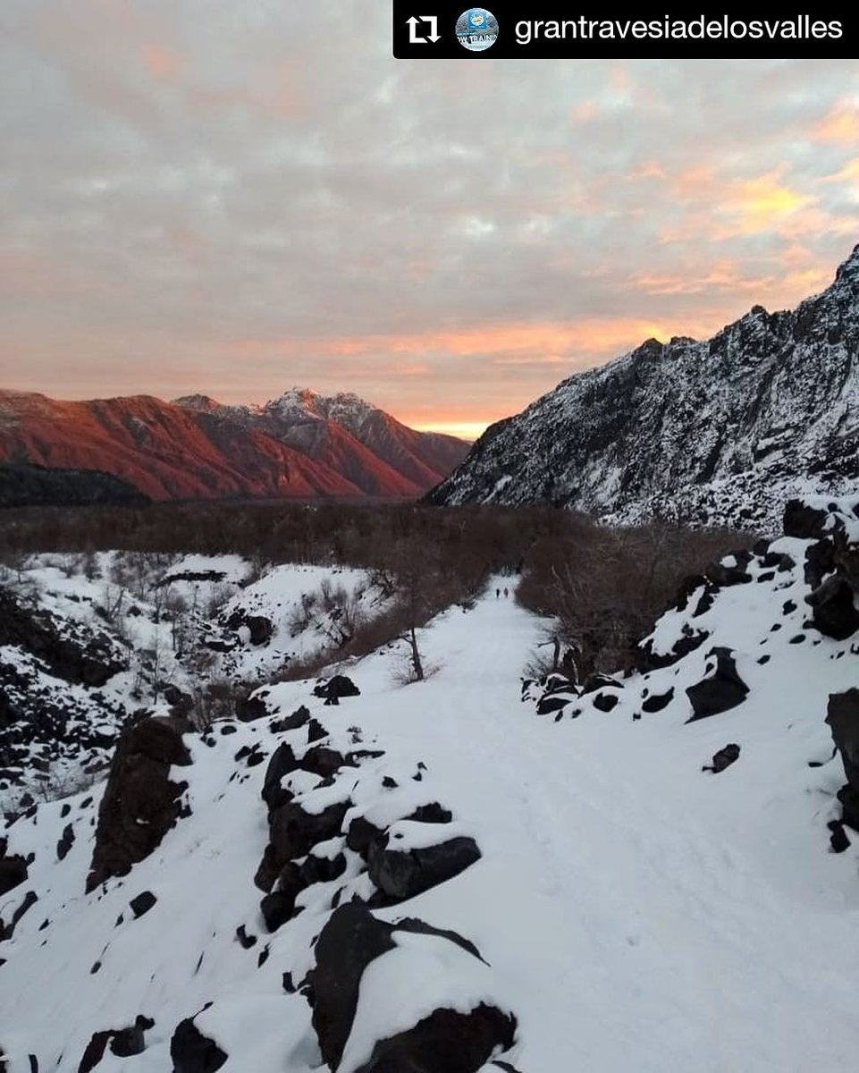 CvalenciaTrail's tweet photo. Este es el bello escenario que espera a quienes participen mañana del #SnowTraining de #grantravesiadelosvalles!!
el entrenamiento se realizará por los senderos de la carrera en Valle Las Trancas, que actualmente se encuentran cubiertos de nieve y que veremos el 10 de noviembre https://t.co/eZzyhe16rV