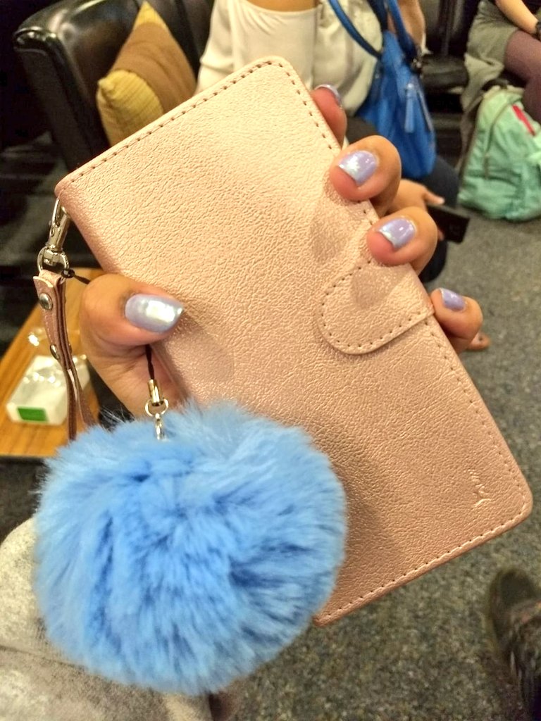 pxrxvi's tweet photo. 1st &amp; 2nd pics r how i feel about winning a free pom pom key chain @ the airport tonight 😤 my flight DEFINITELY just got better !! #FlywithFi https://t.co/eLdbWIKL56