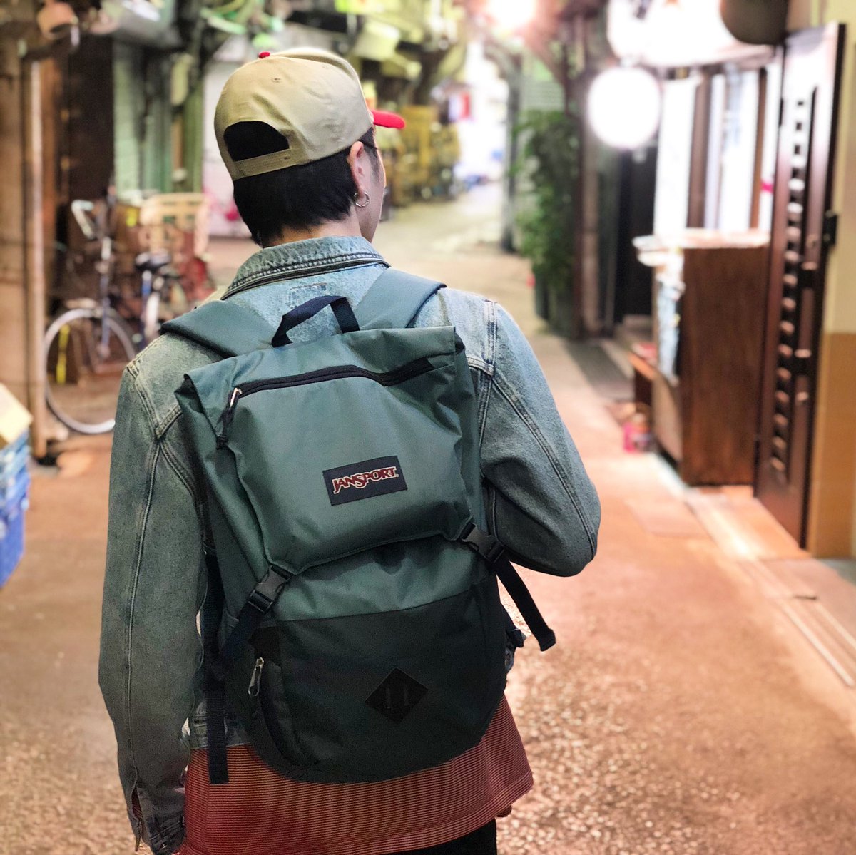 shun_babytwiggz's tweet photo. 6/15から発売のJanSportの新型バックパック「PIKE」
スタイリッシュなデザインの「PIKE」にはハイテクスニーカーがキマる!
巾着型でおっきい物もすぽっと入るし、小物はトップのアウトポケットに入れてすぐ取り出せるから本当に便利!
@JanSportJapan
#JanSport #JanSportBA #PIKE #マイジャンスポ https://t.co/xPFg1TXFc8