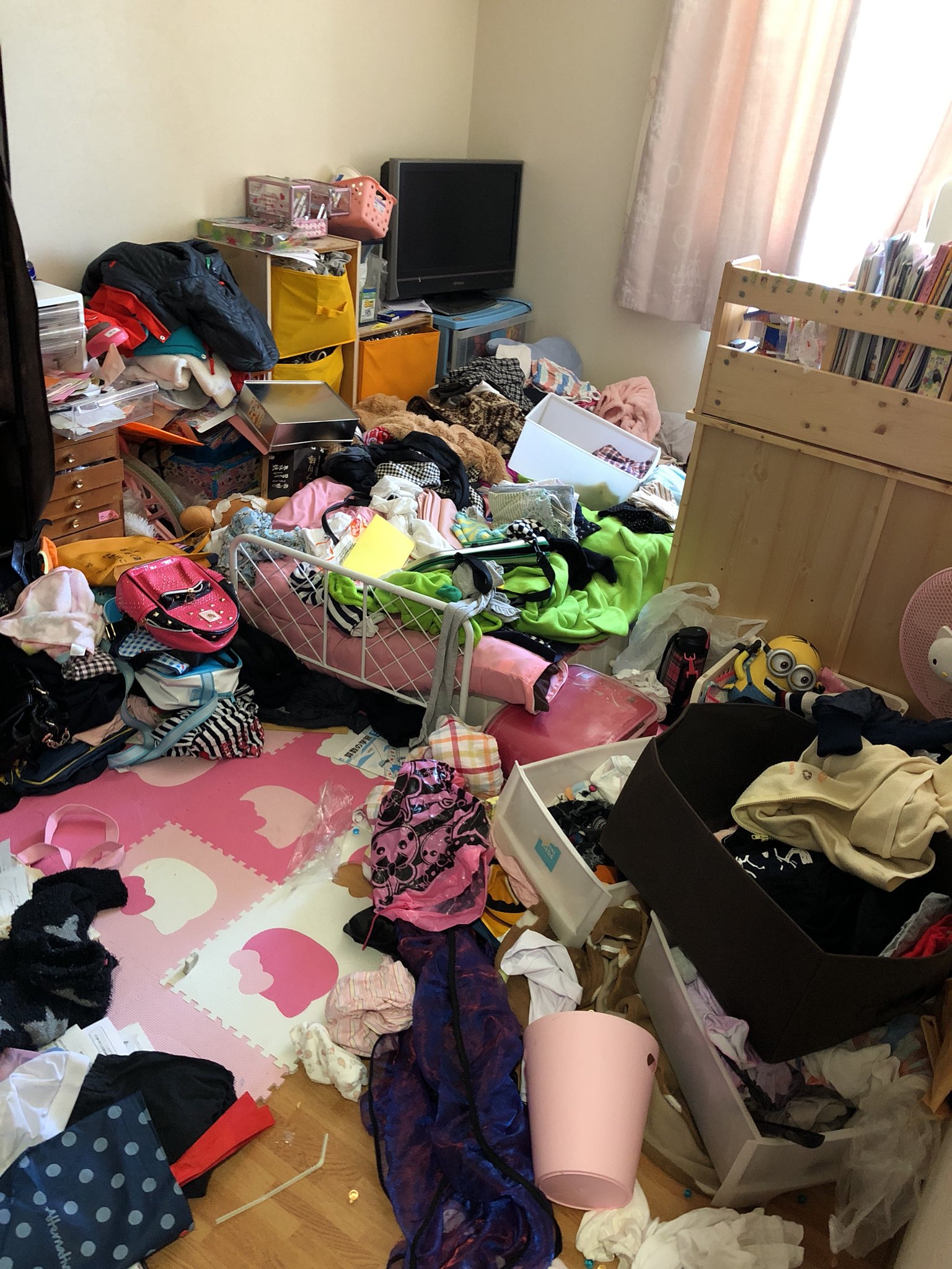 育児垢 朝から娘にイラつく あー言うたら こー言う 結果 部屋が汚いから片付けなさい で 朝からバトル 洗濯綺麗にしても突っ込んでしわくちゃ 泣き叫べば済むと思ってる こんな部屋誰でも怒るわ 子育て悩み 思春期 ノイローゼなりそう