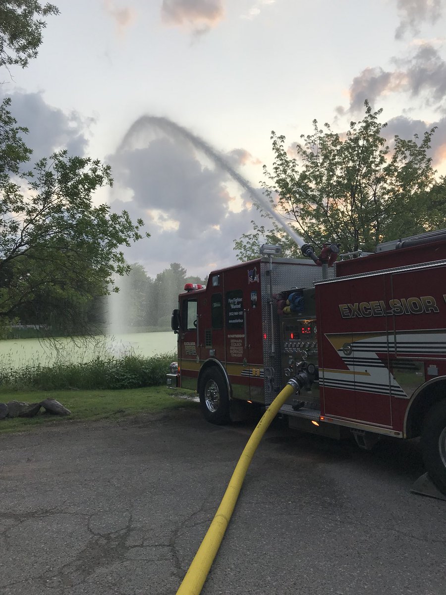 ExcelsiorFire's tweet image. What a night for some #deckgun training and flowed some nice water in Deephaven with our nice engine. #bumblebee helped! Follow us for a few more hours on our #TweetAlong