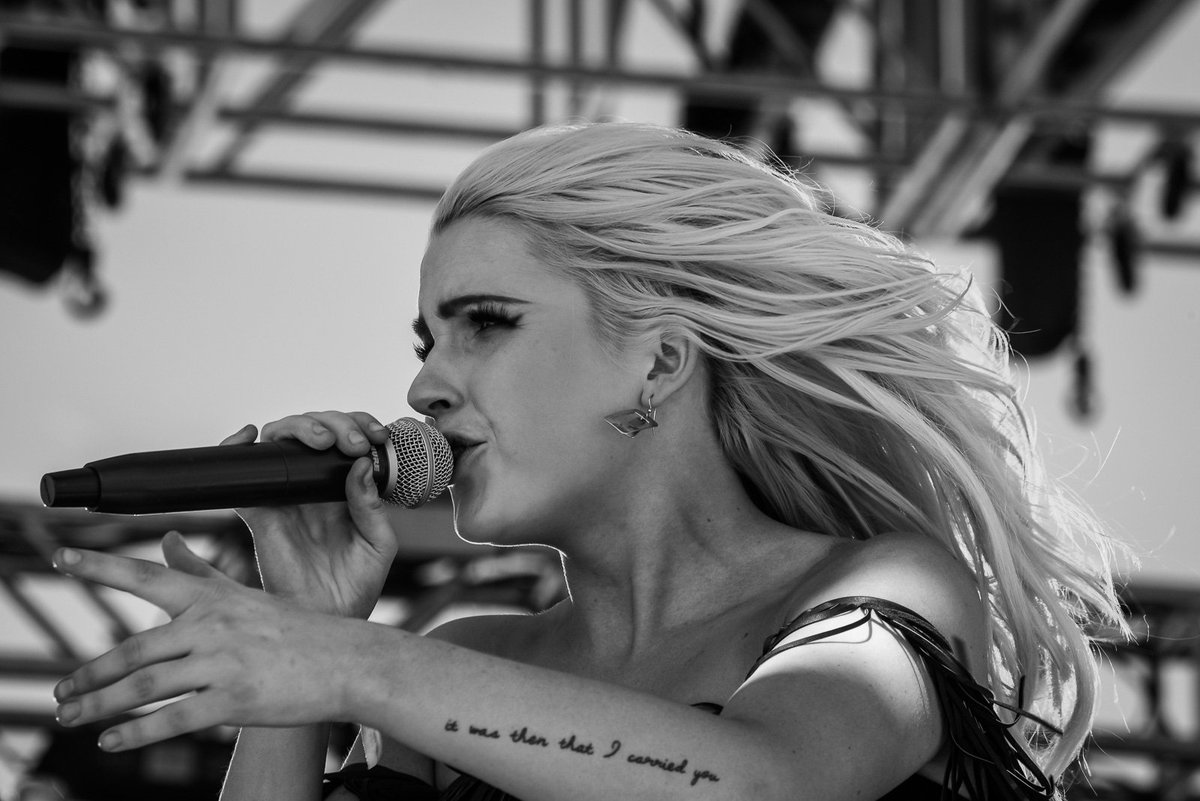 If <a href="/KeshaRose/">kesha</a> sang country she'd be <a href="/1CarolineGray1/">Caroline Gray</a>! #CountryJamCo