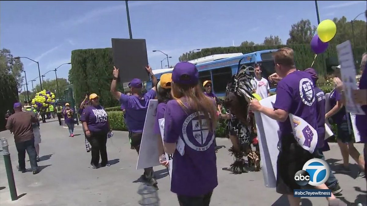ABC7's tweet image. .@Disneyland workers demand higher wages at @Disney headquarters in Burbank abc7.la/2MtG7yM
