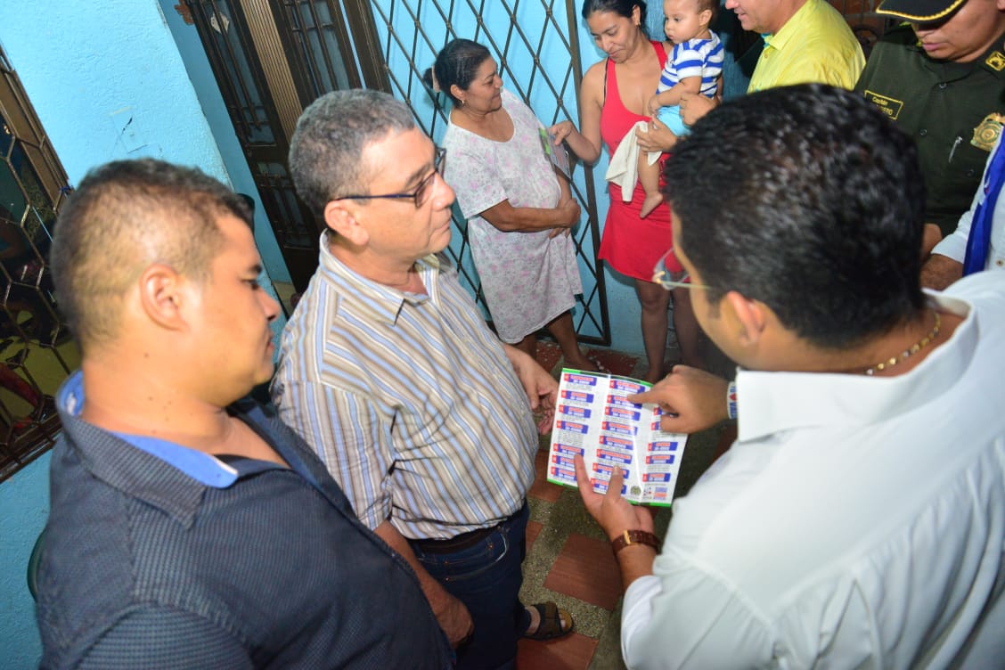 TutoUhiaAlcalde's tweet photo. No hay barrio vedado en esta capital para la Fuerza Pública. Aquí estamos como institucionalidad garantizando a la comunidad una sana convivencia. En #ColaDelCaballo no sólo caminamos sus calles empedradas, sino que buscamos alternativas de solución a sus problemáticas. https://t.co/sMeY4rUOp0