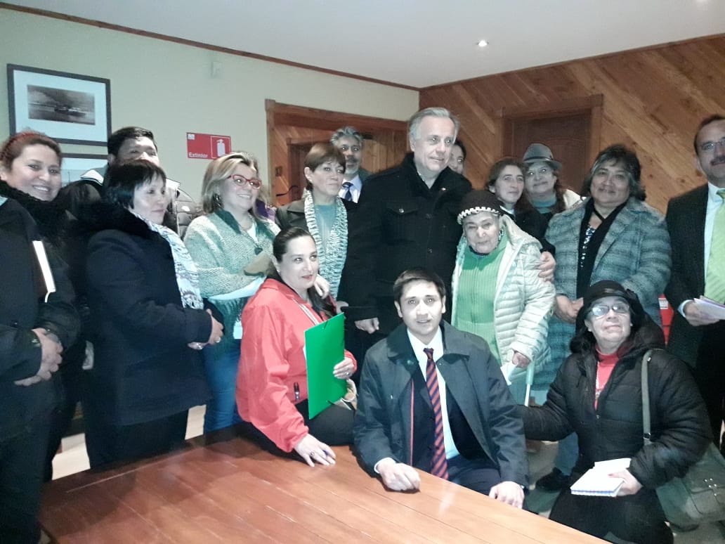 MawunLafquen's tweet photo. En amena conversación @mmarces,  con MINSAL @ESantelicesC , entregando Carta del Equipo de Trabajo; "Mesa de Salud Hosp. Pto.Aysén". https://t.co/UOVs166lvz