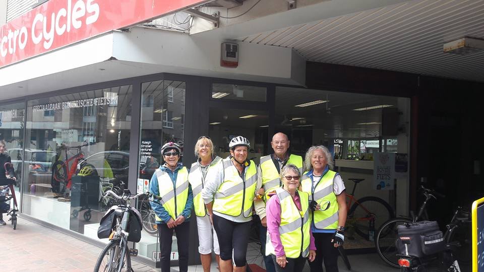 Wowowbelgium's tweet photo. Happy faces with a safe feeling 😀
#EnjoyYourRide #VeiligVerkeer #RoadSafety #coolelectrocycles #Blankenberghe #ebikes #WowowReflectiveWear https://t.co/YwneIqxgC6