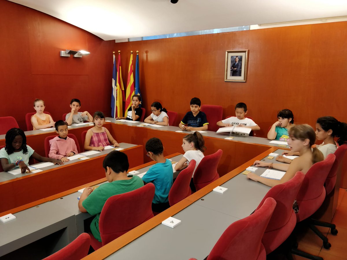 escolacoope's tweet photo. Els nens i nenes de tercer ens convertim en alcaldes i regidors de @AjSantBoi https://t.co/vVH3Uw7wp4