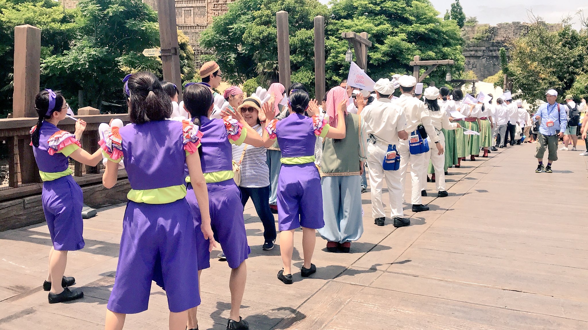 ばに En Twitter マーメイドラグーンやアラビアンコースト 他のテーマポートのキャストさん達が集まってゲストとハイタッチしてるの見ると胸が熱くなる Tdr Now ばに En Twitter マーメイドラグーンやアラビアンコースト 他のテーマポートのキャストさん達が集まってゲストとハイタッチしてるの見ると胸が熱くなる Tdr Now