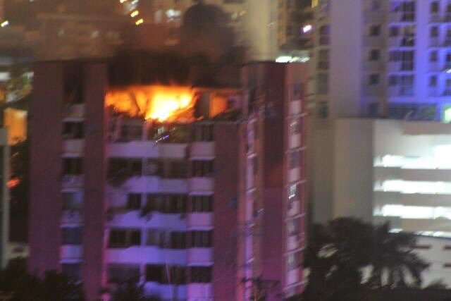 traficocpanama's tweet photo. Información en desarrollo tras la fuerte explosión en el último piso de un edificio en Carrasquilla, aún se desconoce si hay heridos evitar rutas adyacentes a este sector. Los Bomberos en el lugar. https://t.co/CpOeRJKLm2