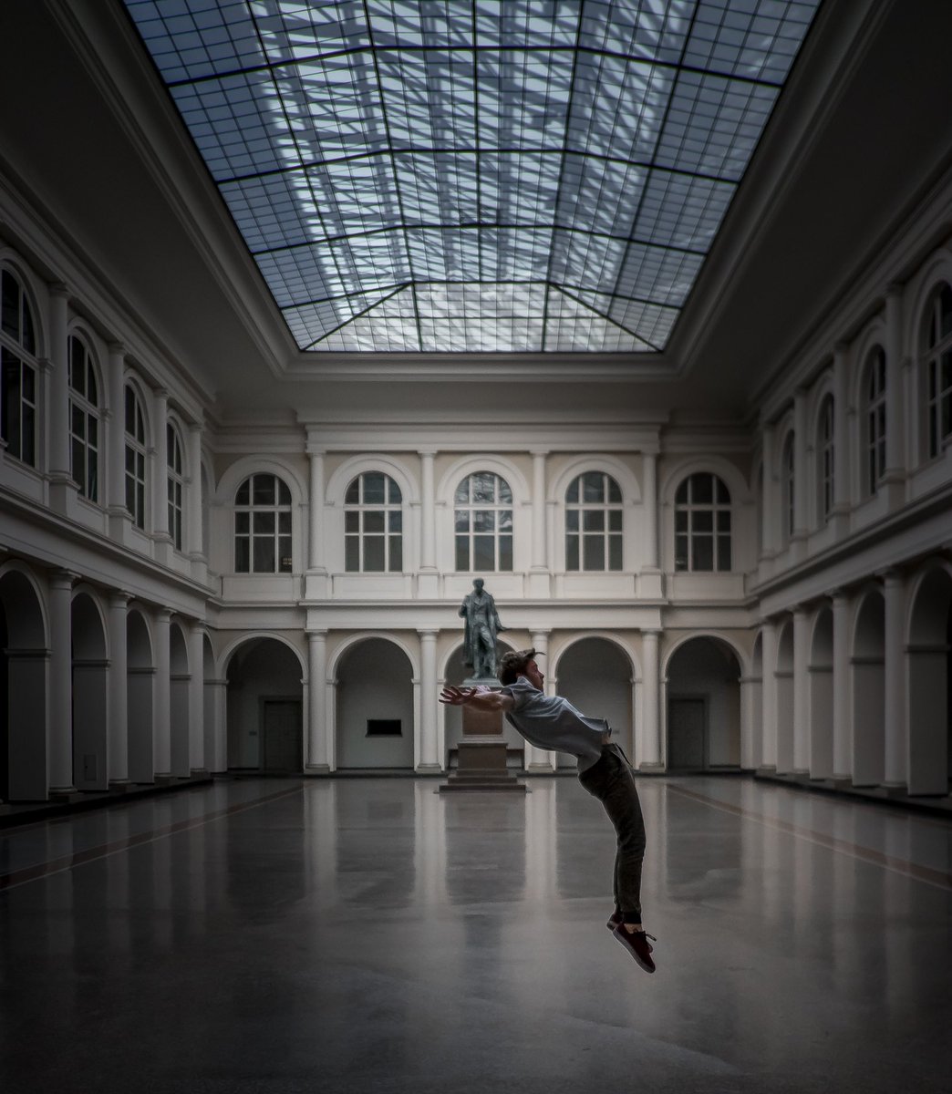 Perfect moment...
#artists #berlin #symmetrical #visit_berlin #artistc #artist @ArtistCenter